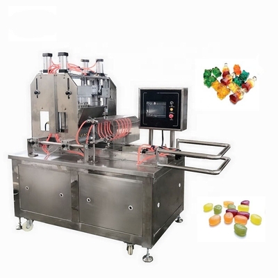 半自動 の 軟糖 菓子 機 を 用い て 精一杯 の 菓子 を 生産 する